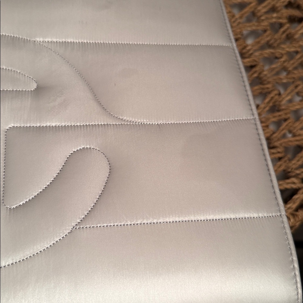 Elegant Cream Tote Bag - Picture 7 of 8